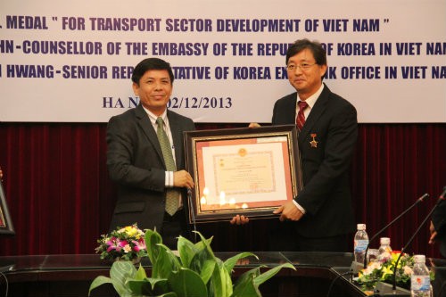 Советнику посольства РК во Вьетнаме вручена памятная медаль  - ảnh 1